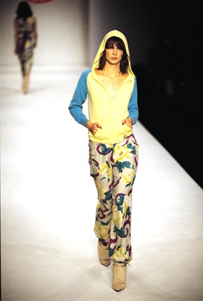 Cashmere hooded zip-up top and cotton kimono print army pants